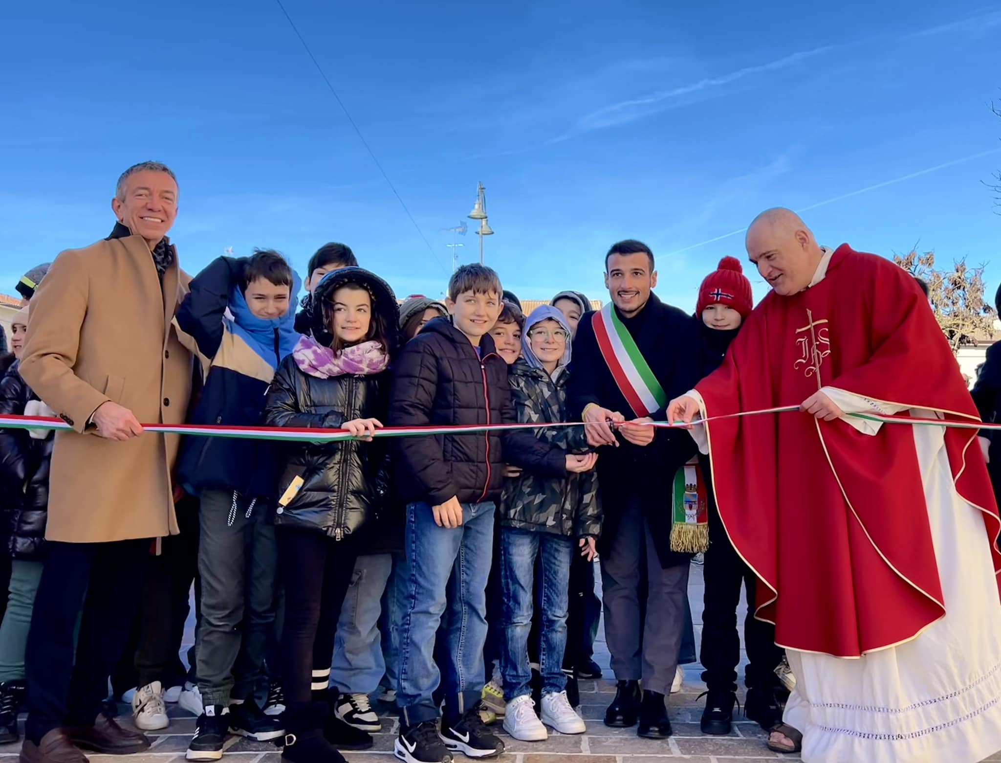 Lo spot natalizio di Tezenis punta su ritmo, colore e divertimento